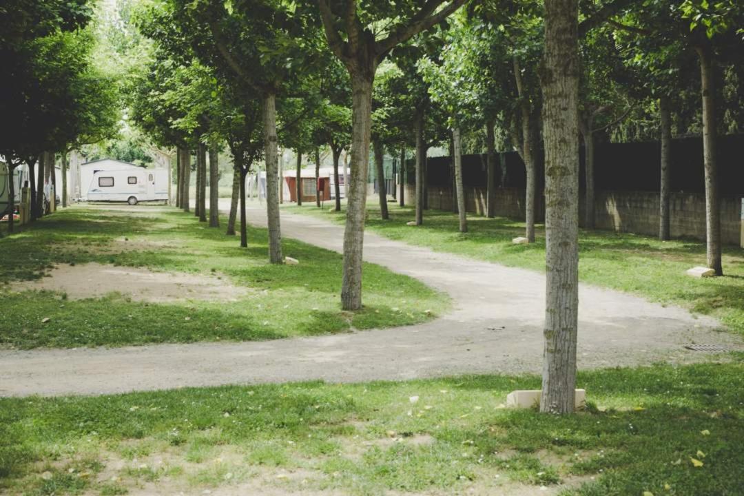 Camping Bungalow El Llac De Banyoles Porqueres Luaran gambar
