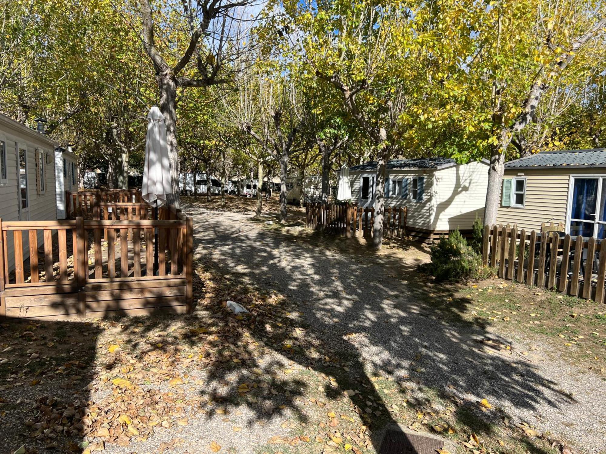 Camping Bungalow El Llac De Banyoles Porqueres Luaran gambar