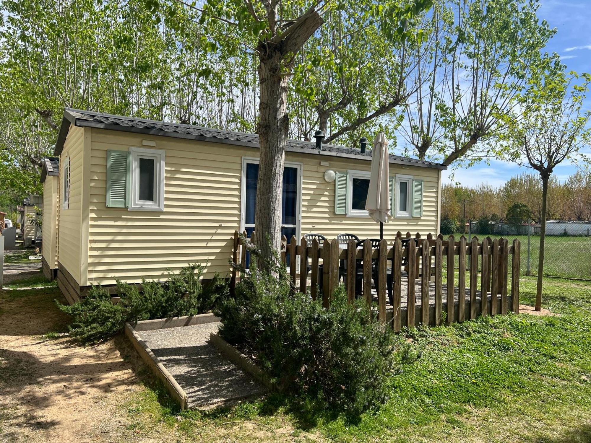 Camping Bungalow El Llac De Banyoles Porqueres Luaran gambar