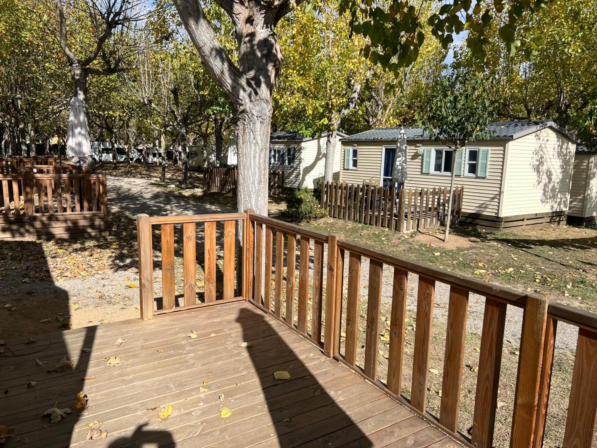 Camping Bungalow El Llac De Banyoles Porqueres Luaran gambar